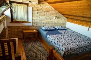 拉多维奇Hidden Gem of Krasici的木屋内的卧室配有一张床