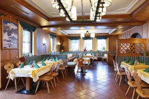 安纳贝格-伦格茨萨尔茨堡多罗米特诺夫酒店的一间带桌椅和吊灯的餐厅