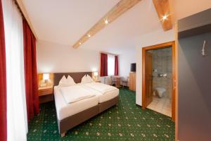 安纳贝格-伦格茨萨尔茨堡多罗米特诺夫酒店的一间酒店客房 - 带一张床和一间浴室