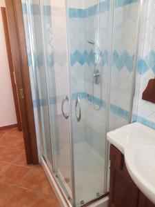 吉拉索莱Casa Gelisuli的带淋浴和盥洗盆的浴室