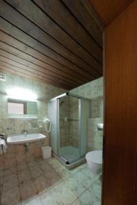 安纳贝格-伦格茨萨尔茨堡多罗米特诺夫酒店的带淋浴、盥洗盆和浴缸的浴室