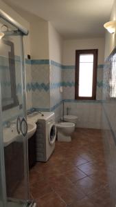 吉拉索莱Casa Gelisuli的浴室配有卫生间水槽和洗衣机。