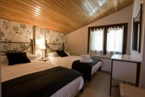 奥利奥赛格特吉艾特克夏乡村民宿的酒店客房设有两张床和窗户。