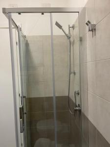 ElmasResidenza Tramontana的浴室里设有玻璃门淋浴