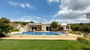 卡米拉日Villa Petra的庭院中带游泳池的房子