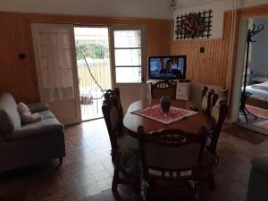 伊高尔Laciház的客厅配有桌子和电视