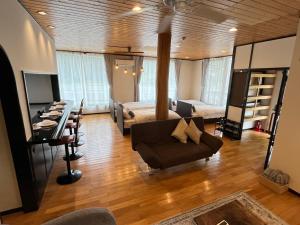 富士河口湖SAMURISE No.4的一间带床的客厅和一间餐厅