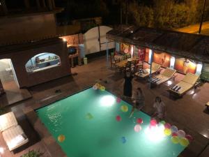 卢克索Mama Africa Apts & Studios的游泳池的顶部景色,里面装有球