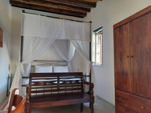 托其维拉卡斯乡村民宿的一间卧室配有一张带天蓬的床