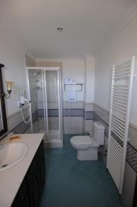 阿尔特诺卢克阿廷塞斯麦里克纳克酒店的浴室配有卫生间、淋浴和盥洗盆。