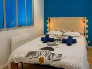 BuxyAmbiance Cosy的一间卧室配有一张带蓝色墙壁的大床