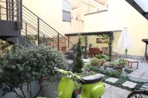纳维廖河畔切尔努斯科卡塞塔公寓的停在花园中的绿色摩托车