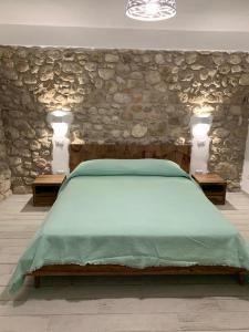 福尔米亚LA CASA DI PIETRA的一间卧室配有一张石墙床