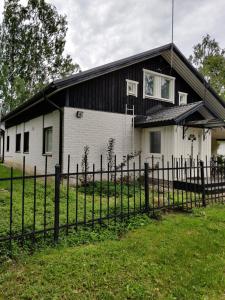 TaipalsaariOmenapolun Onni的前面有栅栏的白色房子