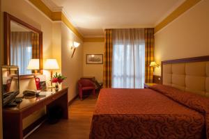 Il池沃斯特罗酒店客房内的一张或多张床位