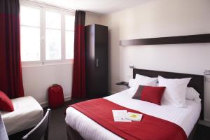 南特夏多布里昂洛吉酒店的酒店客房,配有一张带红色毯子的床