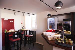 南特夏多布里昂洛吉酒店的厨房设有带凳子和台面的酒吧