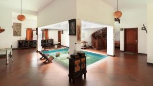 维特利SaffronStays WellBeingVilla, Wayanad的客厅,带游泳池