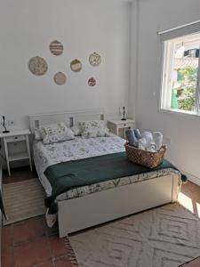 圣乌尔苏拉jardin44的一间卧室,配有一张带篮子的床