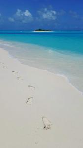 马提威力Mystic Maldives Mathiveri Retreat的沙滩上的一对脚印