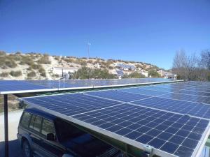 巴萨Cuevas Andalucia的停车场屋顶上的太阳能电池阵列