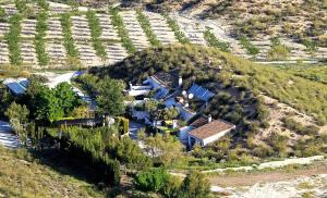 巴萨Cuevas Andalucia的山丘上房屋的空中景致