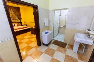 巴哈العييري للوحدات المفروشة الباحة3的一间带水槽和卫生间的浴室