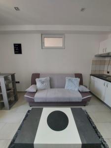 杜布罗夫尼克Studio apartment Portofino的客厅配有沙发和桌子