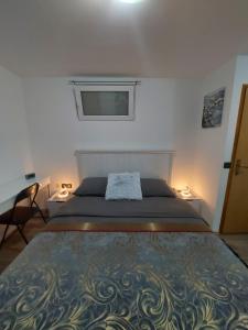 杜布罗夫尼克Studio apartment Portofino的一间卧室设有一张大床和一个窗户。