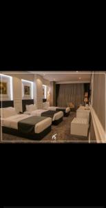 埃尔比勒Best Inn Erbil - Shorash的一间带两张床和一张沙发的大卧室