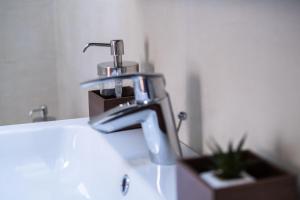 维斯普雷姆Sziklai Apartman的浴室水槽上装有铬水龙头