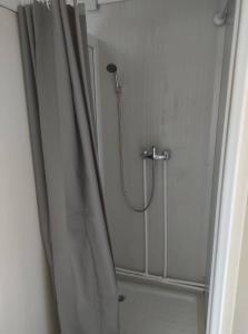 大毛罗什Vándorsólyom kemping的浴室内配有淋浴帘。