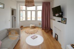德帕内Appartement La Cabane的客厅配有沙发和桌子