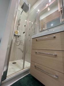 马赛T2 centre ville au calme absolue的带淋浴的浴室和木制抽屉