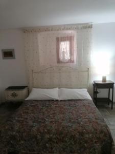 莫诺波利Solmar Casa Vacanze的一间卧室,卧室内配有一张大床