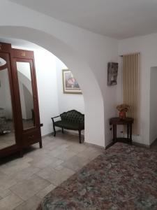 莫诺波利Solmar Casa Vacanze的一间带镜子和长凳的走廊