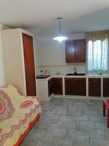 莫诺波利Solmar Casa Vacanze的客房设有带一张床的厨房