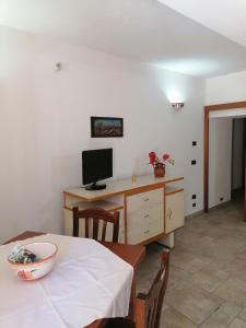 莫诺波利Solmar Casa Vacanze的客房设有桌子和带电脑的书桌
