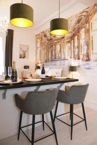 桑利斯La Marquise - Cosy Flat - Jacuzzi - Senlis的一间带桌子和两把椅子的用餐室