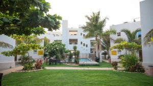 雷伊斯Al Jar Resort - Families Only的享有带庭院的建筑庭院的景色