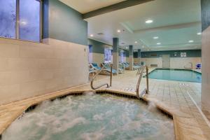 林肯林肯快捷套房酒店的一个带游泳池的酒店客房内的热水浴池
