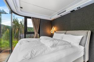 松达尔Sogndal Fjordpanorama - The atmosphere的一间卧室设有两张白色的床和窗户