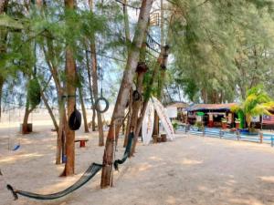 万津ccfd 5pax Gold Coast Morib Resort - Banting Sepang KLIA Tanjung Sepat的一个带秋千和树木的公园以及一个游乐场