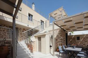 Orné"Kedros Villa" a luxury touch的一个带桌椅的庭院和一座建筑