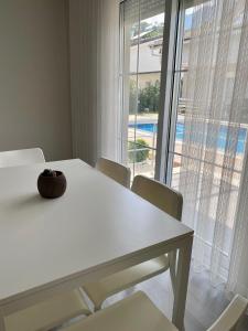 安塔利亚Villa Brothers Kemer的白色的桌椅,享有游泳池的景色
