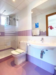佩尼斯科拉Habitaciones Camping Ferrer的浴室配有卫生间、盥洗盆和淋浴。
