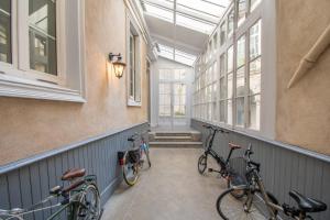南特Superbe Appartement Calme 85m², à deux pas du Centre的三辆自行车停放在带窗户的走廊上