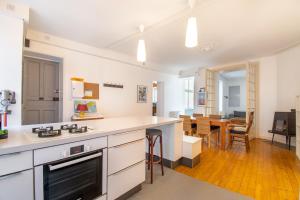 南特Superbe Appartement Calme 85m², à deux pas du Centre的一间带白色台面的厨房和一间客厅