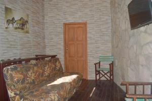 莫罗圣保罗neapolis的带沙发和木门的客厅