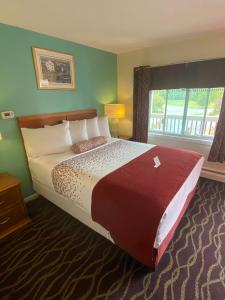 威廉斯敦舒适角落汽车旅馆的一张位于酒店客房的大床,设有窗户